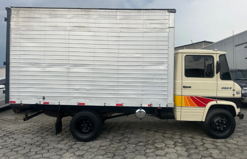 Mercedes-Benz 608 D ANO 87 BAU 4,20 METROS