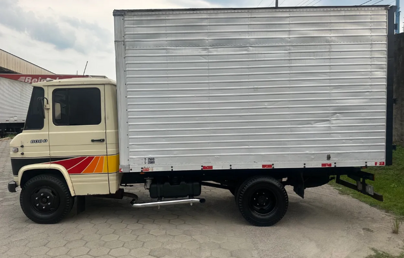 Mercedes-Benz 608 D ANO 87 BAU 4,20 METROS